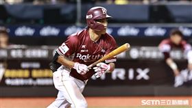 中職36年例行賽，樂天桃猿二壘手林子偉敲出二壘方向滾地球。（圖／記者劉彥池攝影）