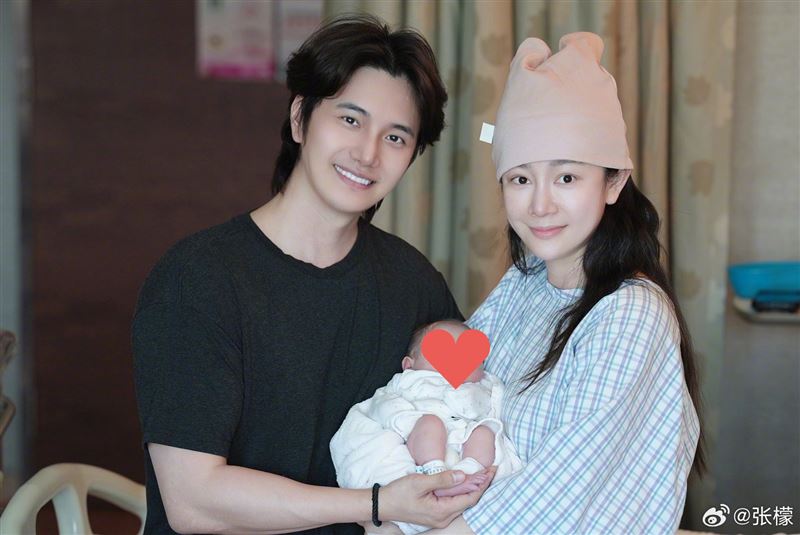 36歲女星張檬為母乳親餵派。（圖／翻攝自張檬微博）