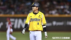 中職36年例行賽，中信兄弟三壘手王威晨安打送回超前分。（圖／記者劉彥池攝影）