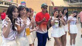 東園國小少棒隊教練駱政宇與樂天女孩合影東園國小少棒隊代表台灣拿下威廉波特世界少棒錦標賽冠軍，美國時間27受邀到沙加緬度大聯盟運動家隊臨時球場參加台灣日活動。少棒隊教練駱政宇與樂天女孩合影留念。中央社記者張欣瑜沙加緬度攝　114年8月28日