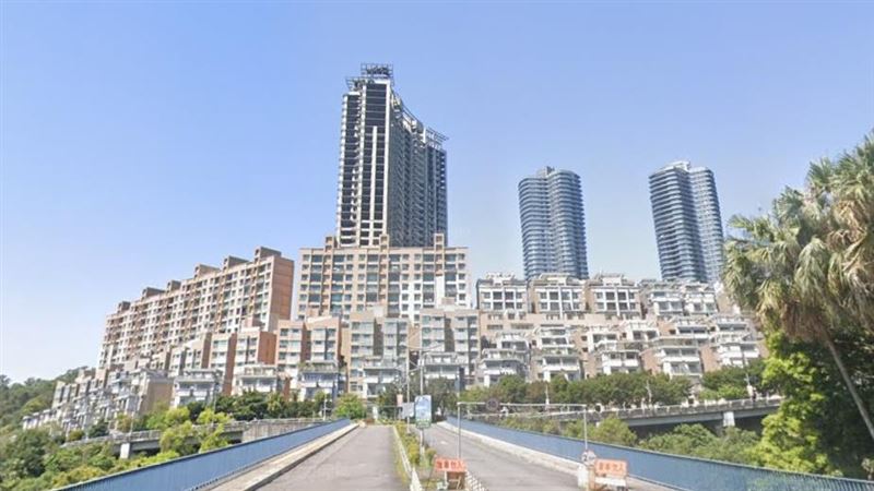 曾聘港星關之琳代言的小坪頂建案環遊郡,其中一棟「故宮樺福皇苑」將於9月進行法拍,全棟28樓高一拍底價高達84億元。(圖/翻設Google Maps)