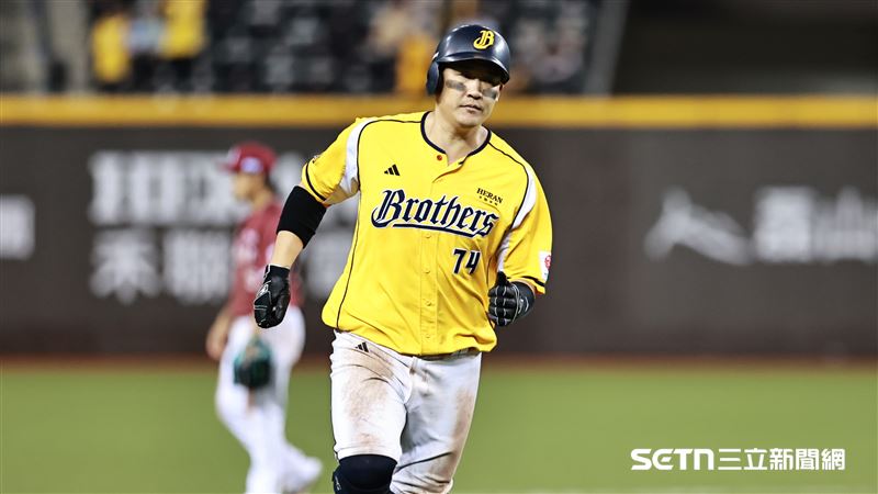 中信兄弟一壘手許基宏炸裂2分砲。（圖／記者劉彥池攝影）