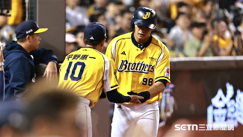 中信兄弟捕手高宇杰高飛犧牲打送回岳東華。（圖／記者劉彥池攝影）