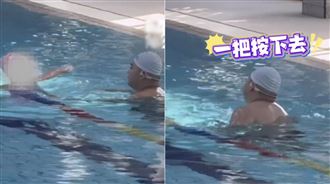 女童上游泳課性情大變　媽放大看畫面心碎
