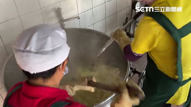 豬肉價格狂漲 營養午餐改用冷凍肉 豬肉價格連續上漲之後,有團膳業者因而棄標