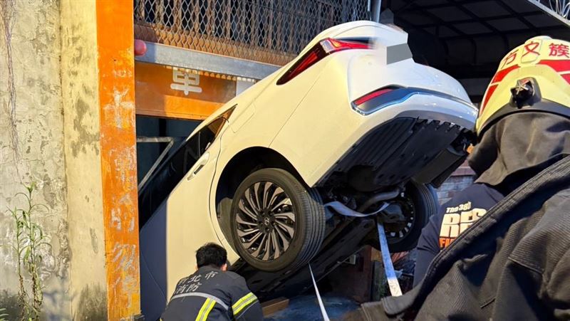新北三峽某地下停車場，電梯發生故障導致汽車「倒栽蔥」。（圖／資料照）