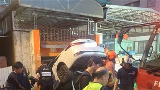 地下停車場電梯故障！汽車「倒栽蔥」卡住