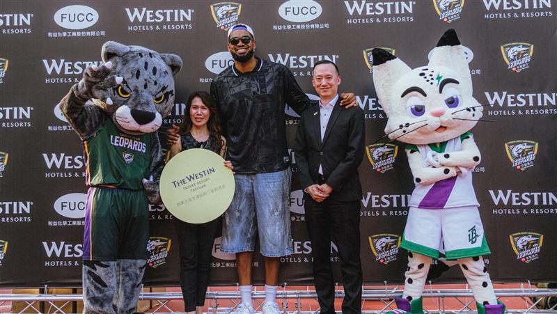NBA紐約尼克隊球星唐斯（Karl-Anthony Towns）親臨威斯汀盃三對三籃球挑戰賽，欣賞表演賽與閉幕式活動，與所有賽事隊伍合影留下紀念，展現寵粉無限的親民形象。（圖／台啤雲豹提供）