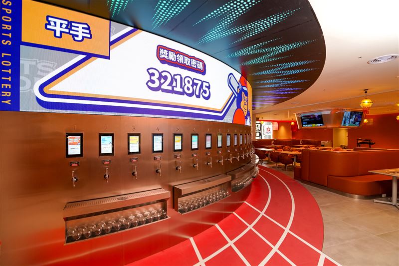 SPORTS NATION運動餐廳台南小北門店擁有超大弧形螢幕,能夠即時播映運動賽事與潮流資訊,視野無死角彷彿置身現場。(圖/品牌業者提供)