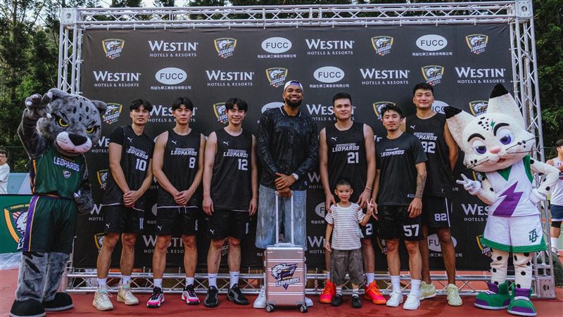 NBA紐約尼克隊球星唐斯（Karl-Anthony Towns）展現親民形象，跟所有球隊合影。（圖／台啤雲豹提供）