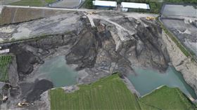 高雄美濃區盜採砂石案（2）橋頭地檢署偵辦高雄市美濃區遭不法集團盜採土石並回填營建廢棄物案，估計該集團不法所得超過新台幣3億元，27日到場查扣15台怪手等重型開挖機具並傳喚15名被告到庭。（橋頭地檢署提供）中央社記者張已(??兼)傳真　114年8月28日