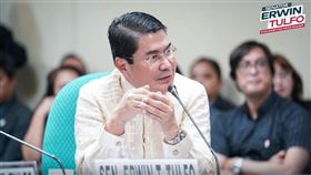 首頁 / 政治
菲參議員：菲律賓應檢討是否繼續遵守一中政策
2025/8/28 12:39（8/28 13:04 更新）
菲律賓參議院外交委員會28日召開聽證會，參議員杜爾弗認為中國對菲律賓毫無尊重，菲律賓應考慮是否該繼續奉行「一中政策」。（圖取自facebook.com/erwintulforeal）