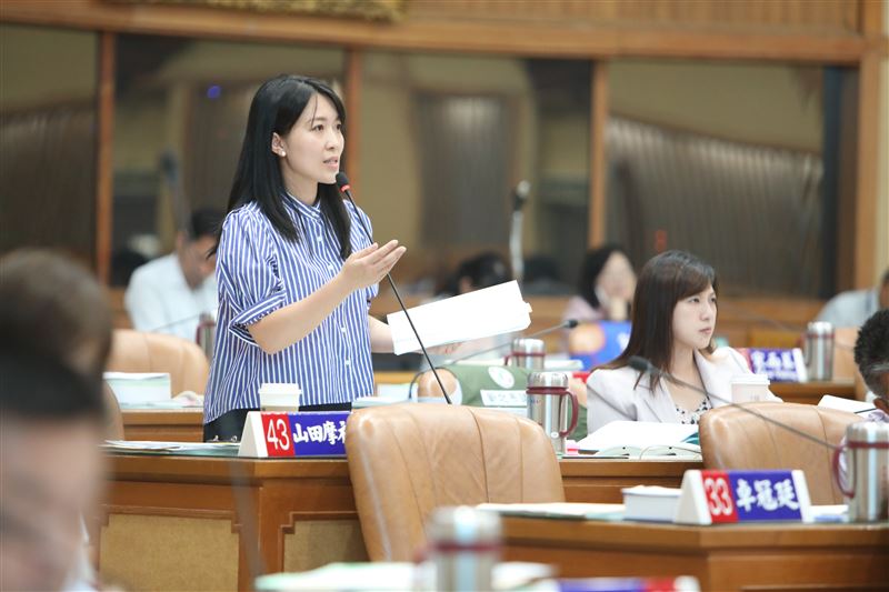 新北市議員山田摩衣質詢觀光局有關登山步道的修繕通報流程。（圖／山田摩衣提供）