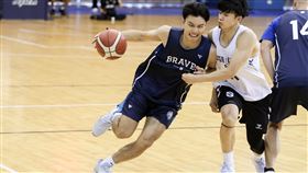 麻省理工學院（MIT）的高材生林俊佑放棄美國工作機會，選擇以華裔球員身分加盟台灣職籃P.LEAGUE+台北富邦勇士。（圖／富邦勇士提供） 