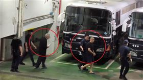 柯文哲（紅圈右）、應曉薇與陳歐珀（紅圈左）3人一起走上囚車。（圖／翻攝畫面）