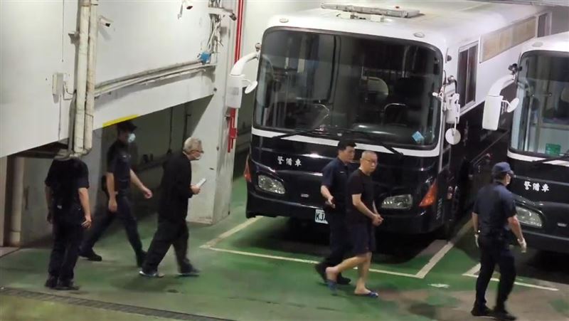 柯文哲、應曉薇與陳歐珀3人一起走上囚車。（圖／翻攝畫面）