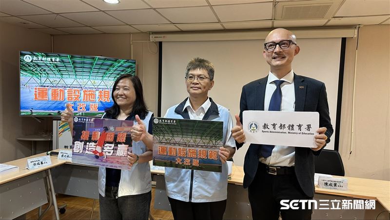 運動設施規範及分級分類參考手冊新增滑輪溜冰、霹靂舞及衝浪3項運動，左起體育署運動設施組蔡文娟組長、房瑞文副署長、社團法人臺灣體育運動管理學會陳成業教授。（圖／記者蔡厚瑄攝影）