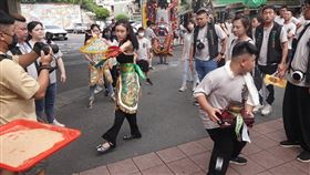 女乩身變關公！四寶媽扛青龍刀赤腳走燙路