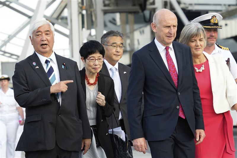 日本防衛大臣中谷元（左）與英國國防大臣希利（John Healey），出席英國航空母艦「威爾斯親王號」泊靠東京港的歡迎儀式。（圖／美聯社／達志影像）