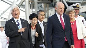 日本防衛大臣中谷元（左）與英國國防大臣希利（John Healey），出席英國航空母艦「威爾斯親王號」泊靠東京港的歡迎儀式。。（圖／美聯社／達志影像）