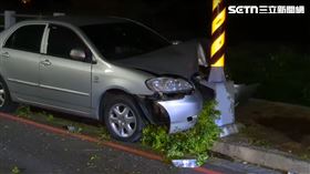 台中市,大里區,台中,燈柱,駕駛,自撞,肇事,安全氣囊,車禍圖片描述。（圖／翻攝畫面）