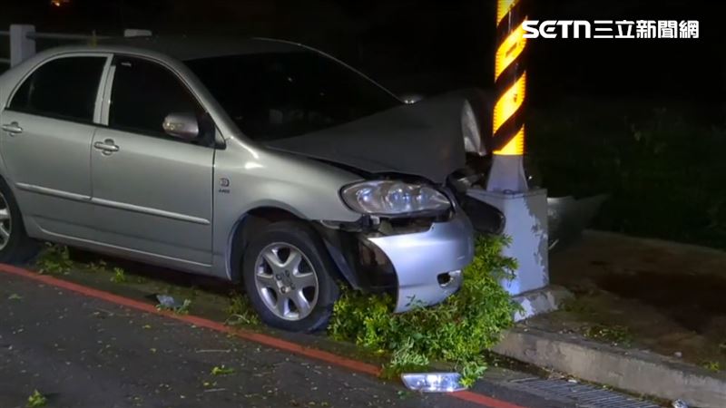 現場零件四散，車內安全氣囊疑未作用，女駕駛一度受困。（圖／翻攝畫面）