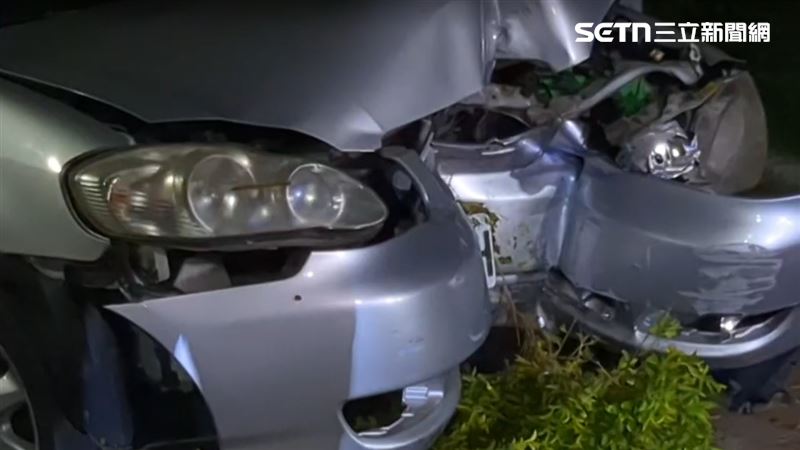 肇事車輛車頭嚴重凹陷毀損，卡在路旁。（圖／翻攝畫面）