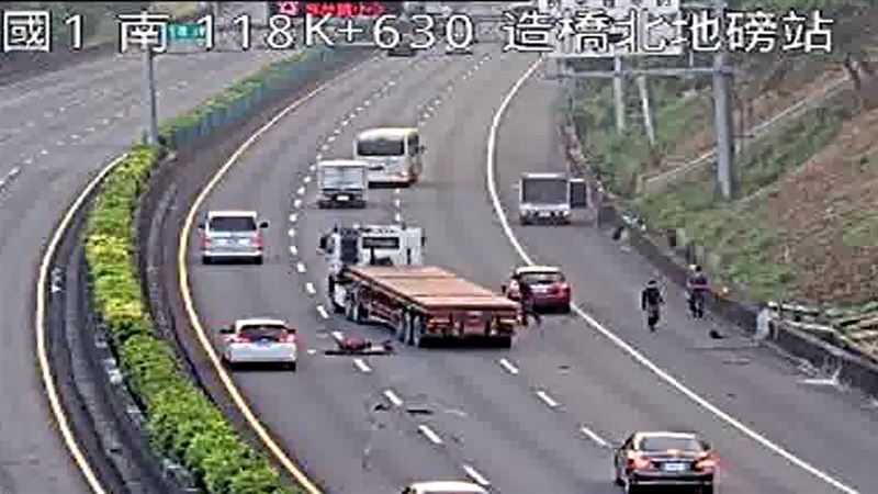新／國道事故！零件、碎片散3車道1人受傷