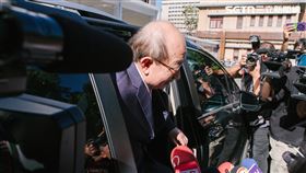 柯建銘一早現身立法院就遭大批媒體包圍，對於黨團大會罕見更換地點，他稱沒有特殊安排，「不要想太多」。（圖／記者楊士誼攝影）