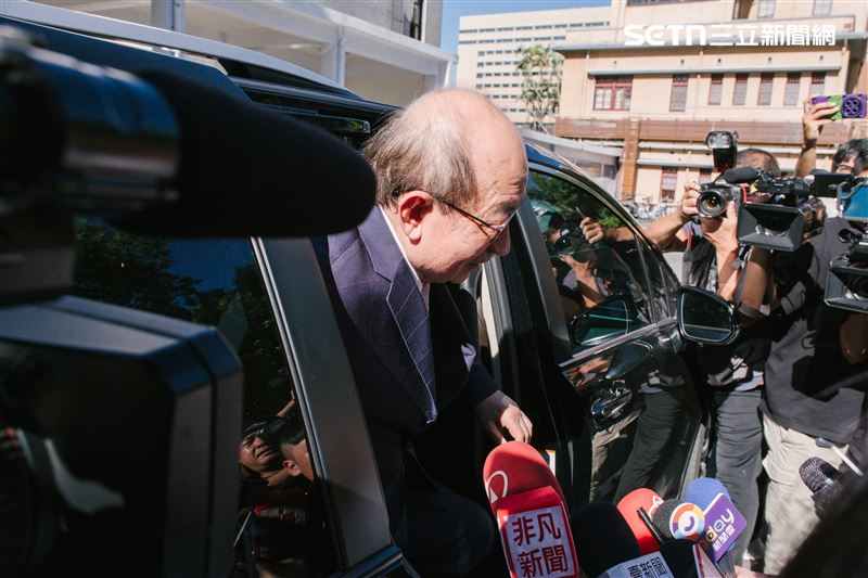 柯建銘一早現身立法院就遭大批媒體包圍，對於黨團大會罕見更換地點，他稱沒有特殊安排，「不要想太多」。（圖／記者楊士誼攝影）