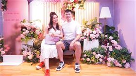 劉雨柔跟胡凱翔升格當新手爸媽。（圖／翻攝自臉書）