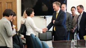 行政院副院長鄭麗君與美國貿易代表Jamieson Greer會談。（圖／行政院提供） 