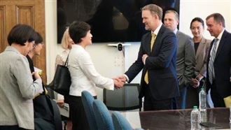 台美關稅談判都視訊？行政院秀照片打臉