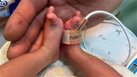 早產兒週四早上將從台南成大轉院到林口長庚，家屬懇求國道1號用路人禮讓救護車，憂心變換車道導致呼吸管掉落的風險。（圖／職業聯結車職業大貨車職業大客車拉拉隊運輸業照片影片資訊分享團臉書）