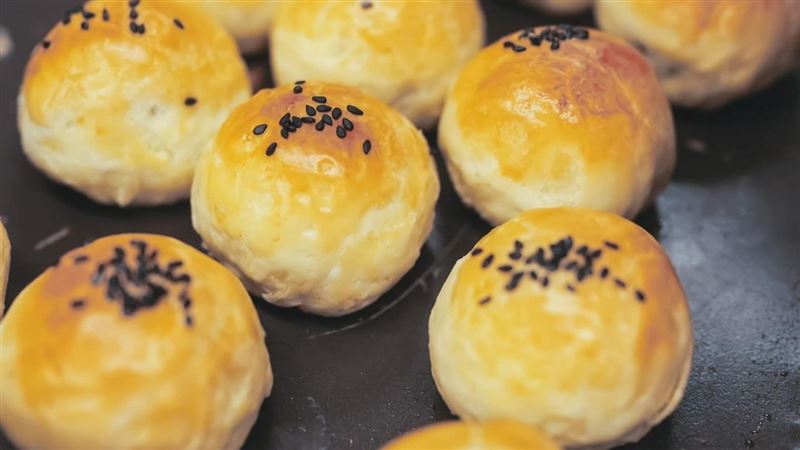 店家推薦，蛋黃酥用烤箱加熱，口感最佳。（圖／雄二家蛋黃酥臉書）