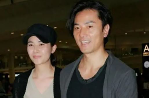 鄭伊健(右)與妻子蒙嘉慧(左)婚後甜蜜。（圖／翻攝自網路）