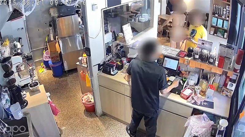 鍾男全裸逛早餐店。（圖／翻攝畫面）