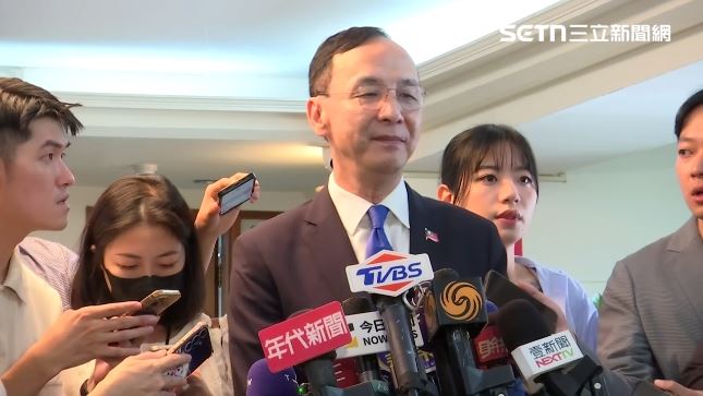 朱立倫出席抗戰勝利暨台灣光復八十週年見證與省思紀念座談會，並接受媒體聯訪。（圖／翻攝畫面）