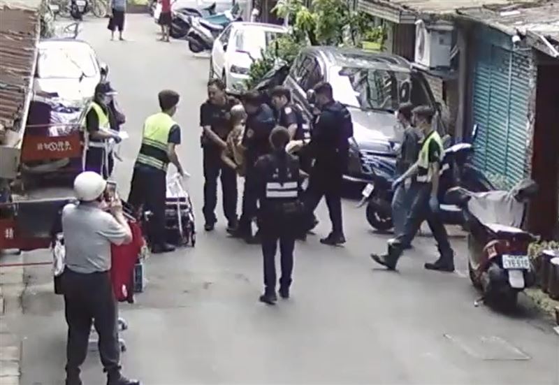 鍾男被強制送醫。（圖／翻攝畫面）