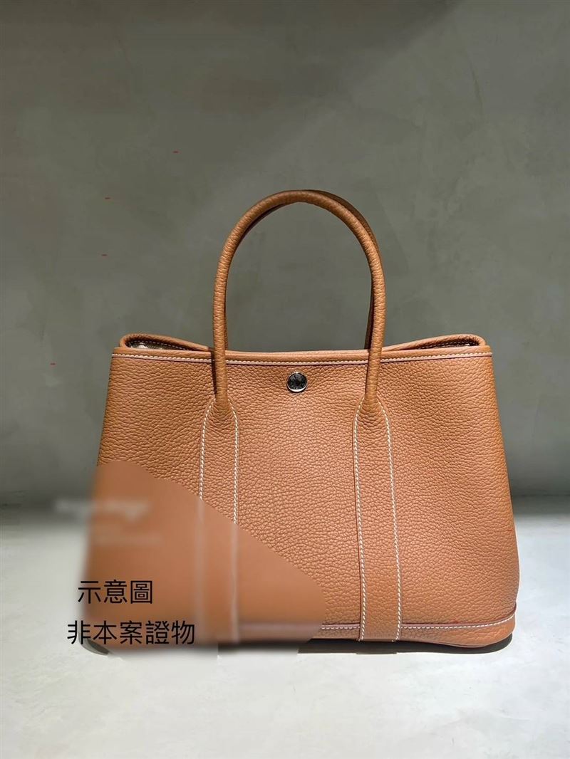 詐團贈送高單價愛馬仕精品包及手環取信被害人。（圖／翻攝畫面）
