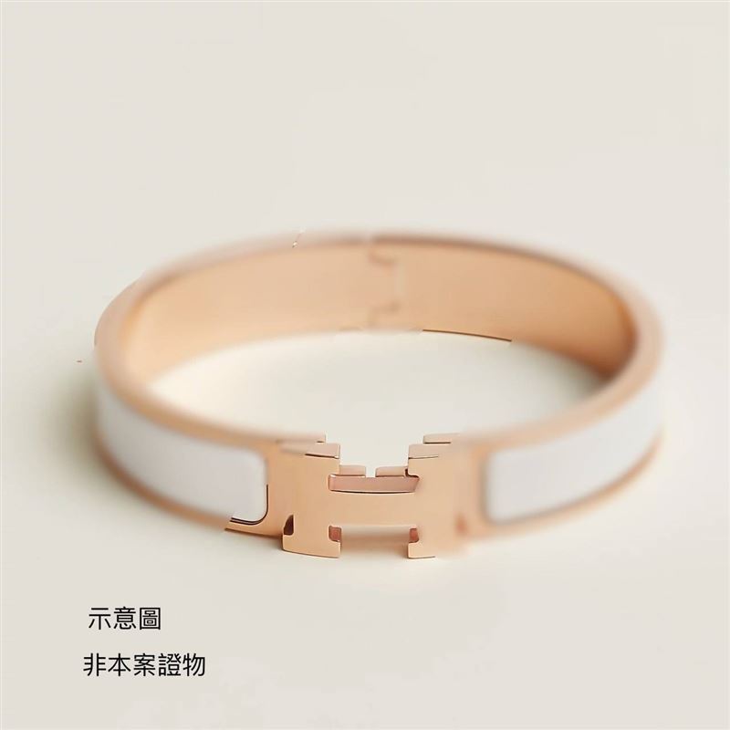 詐團贈送高單價愛馬仕精品包及手環取信被害人。（圖／翻攝畫面）