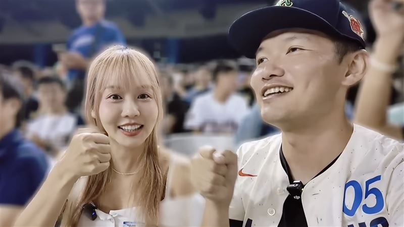 樂天女孩崔荷潾和知名YouTuber台南Josh熟識。（圖／樂天桃猿球團提供）