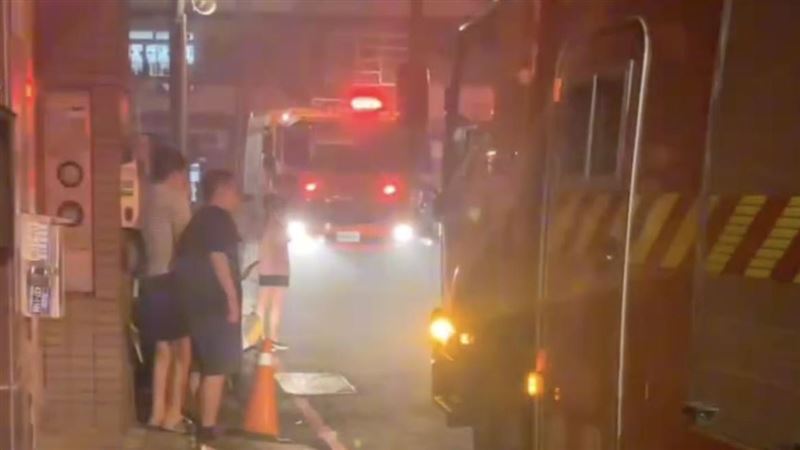 情侶吵架他怒燒棉被　2女1男嗆傷插管