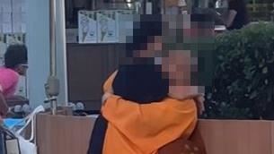 假和尚? 在兒童樂園與女擁吻　家長全看傻