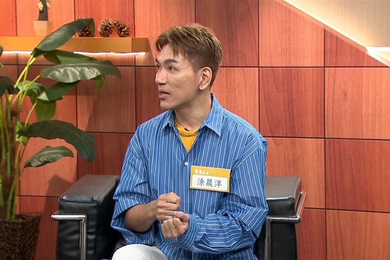 涂晨洋自嘲因貪小便宜心態撿回一命。（圖／年代提供）