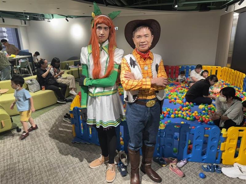 外貿協會家庭日再度登場，吸引超過1500人參與，嚴肅辦公大樓化身童趣樂園，董事長黃志芳化身胡迪警長，帶領秘書長與副秘書長扮牛仔，黃志芳的兒子則化身日本漫畫角色「賽馬娘」，共同營造繽紛氛圍。（圖／記者師瑞德攝影）