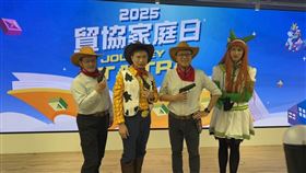 外貿協會家庭日再度登場，吸引超過1500人參與，嚴肅辦公大樓化身童趣樂園，董事長黃志芳化身胡迪警長，帶領秘書長與副秘書長扮牛仔，黃志芳的兒子則化身日本漫畫角色「賽馬娘」，共同營造繽紛氛圍。（圖／記者師瑞德攝影）