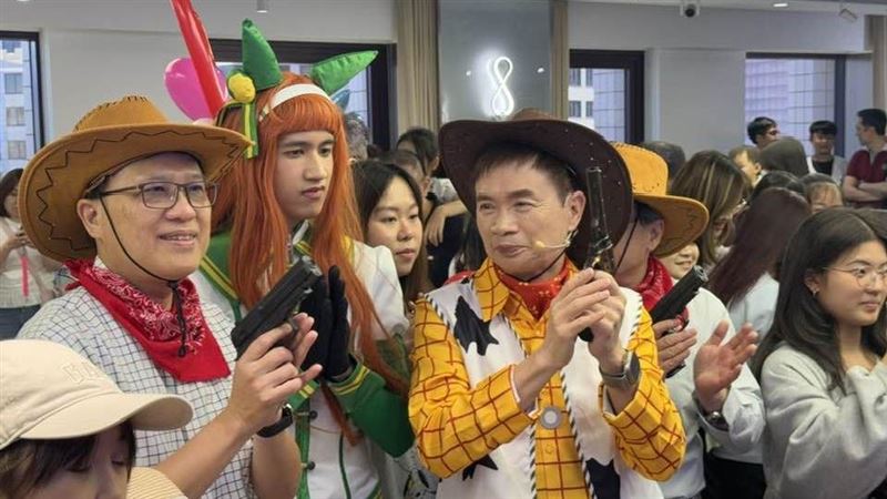 外貿協會家庭日再度登場，吸引超過1500人參與，嚴肅辦公大樓化身童趣樂園，董事長黃志芳化身胡迪警長，帶領秘書長與副秘書長扮牛仔，黃志芳的兒子則化身日本漫畫角色「賽馬娘」，共同營造繽紛氛圍。（圖／記者師瑞德攝影）