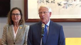 美國聯邦參議院軍事委員會主席維克、參議員費雪29日抵台訪問圖片描述。（圖／翻攝畫面）。