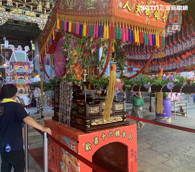 七娘媽做成年禮，祈求孩子平安長大。（圖／記者林瓊玉攝影）